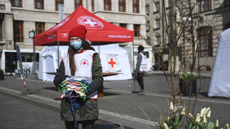 Šijete roušky? Praha je společně s Českým červeným křížem doručí potřebným