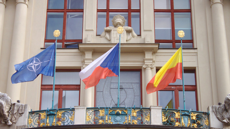 Na Nové radnici dnes vlaje vlajka NATO. Slaví i MHD