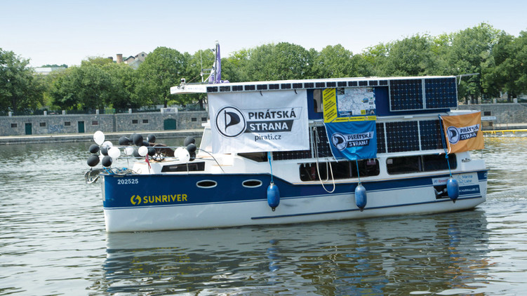 Pirátská solární loď v Praze