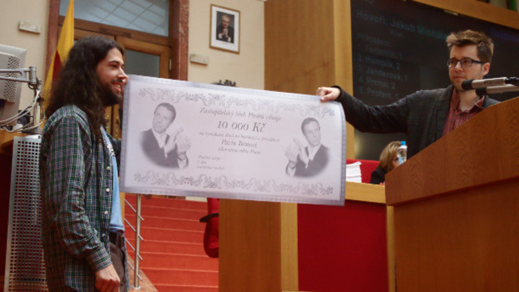 Piráti předali Praze 10 000 Kč na vymáhání škod po Pavlu Bémovi