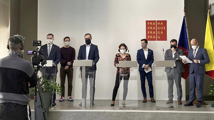Krizový štáb hl. m. Prahy apeluje na Pražany: Používejte ochranné prostředky v MHD i v obchodech