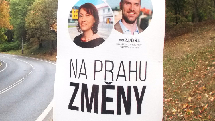 Reklamní plochy pro politickou kampaň jsou rozdělovány nespravedlivě.