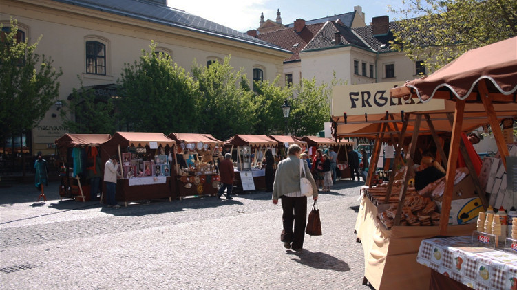 Praha přichází o miliony. Všechny peníze shrábne provozovatel trhů