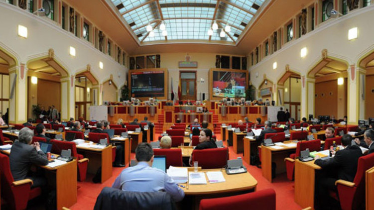 Strany v pražském zastupitelstvu odmítly zveřejňovat příjmy svých politiků