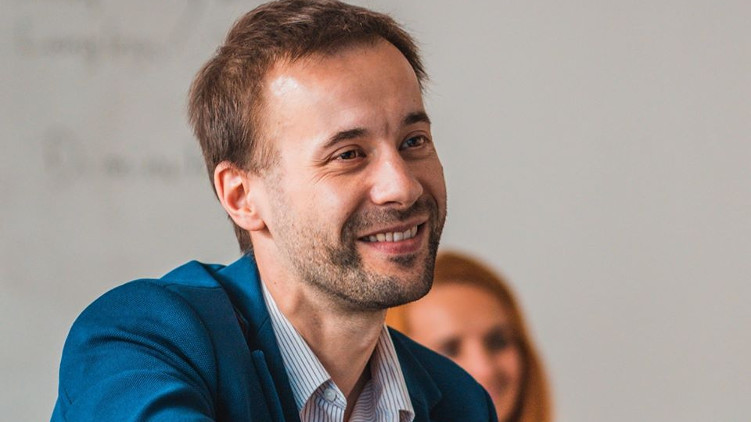 Duben Víta Šimrala: Školy bez plastů i rozvoj inovačních center