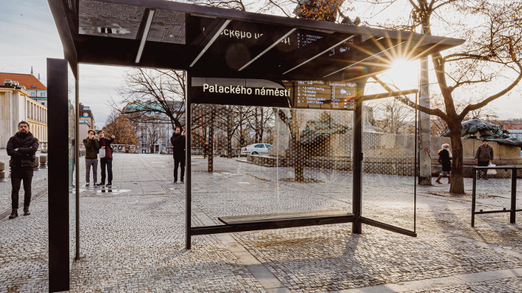 Kvalitnější design a kontrola nad reklamou. Praha testuje vlastní zastávku až do jara na Palackého náměstí