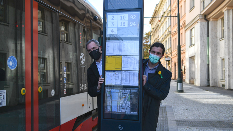 Praha testuje na Palackého náměstí nový zastávkový označník – ukáže aktuální časy příjezdů i mapy okolí