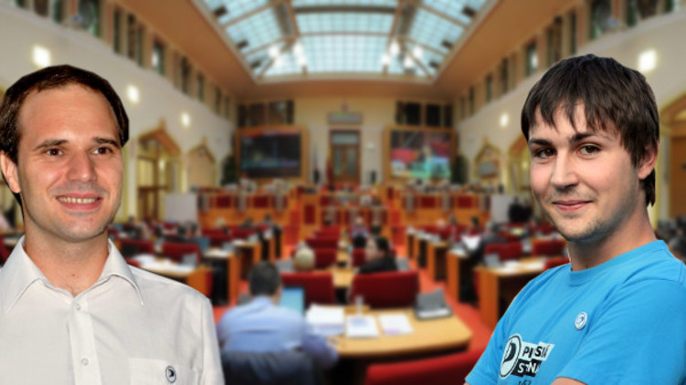 V pražském zastupitelstvu dojde k obměně, nastoupí Piráti Viktor Mahrik a Ondřej Kallasch