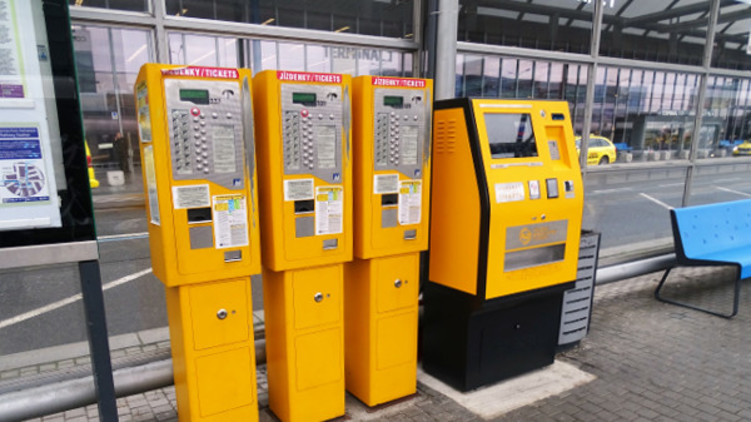 Jízdné v kuponu, na kartě nebo v mobilu. Piráti představují vizi odbavování v pražské dopravě.