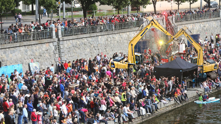 Další rekonstrukční přešlap Krnáčové. Revitalizace Náplavky během sezony