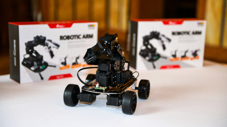 Roboti z Tchaj-wanu se zapojí do výuky na pražských školách