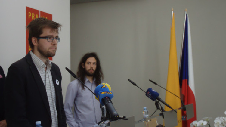 Piráti, TOP 09 a ODS iniciovali mimořádné zastupitelstvo