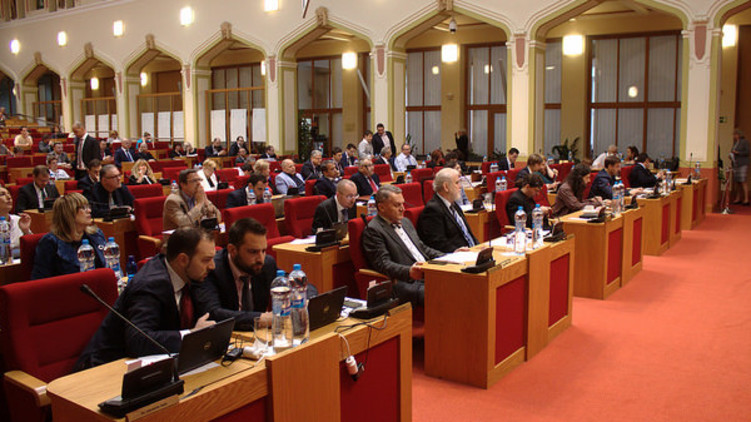 Koaliční buldozer smetl všechny návrhy opozice. Zasedání trvalo jen čtyři hodiny.