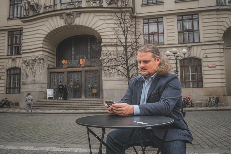 Daniel Mazur u stolu před budovou Magistrátu