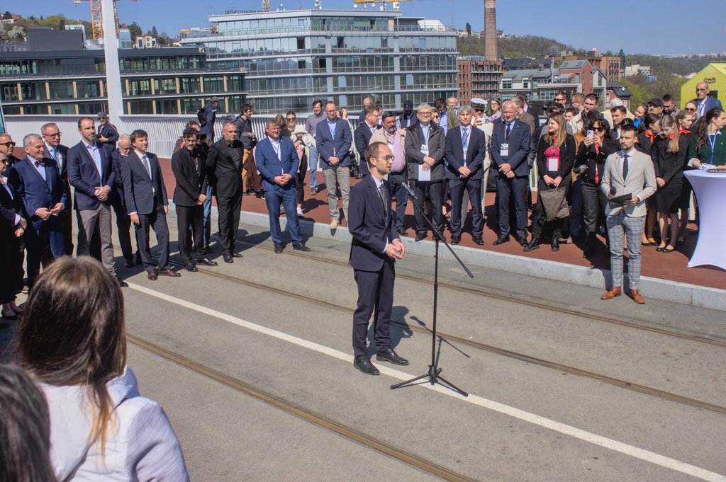 Praha otevřela Dvorecký most. Stavba výrazně usnadní přesun cestujícím městskou hromadnou dopravou, cyklistům a pěším, ale zlepší i průjezd sanitkám