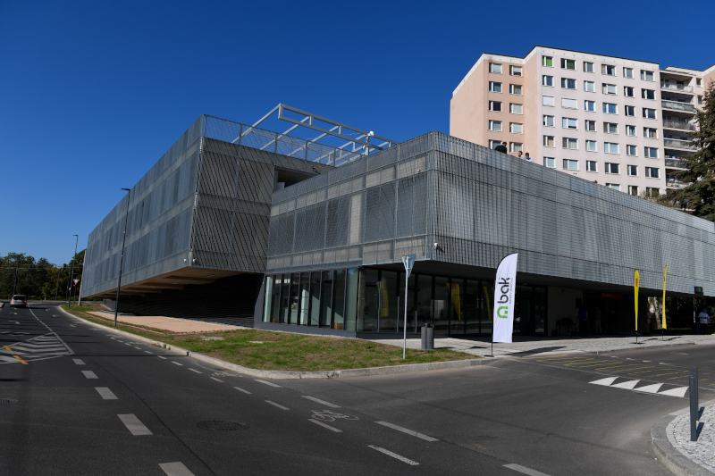 Praha slavnostně otevřela Parkovací dům Dědina. Nabízí 290 míst pro rezidenty