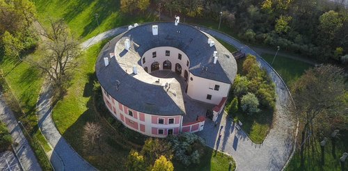 Vlny Chodovské tvrze: Nový open air festival propojuje umění, historii i komunitu